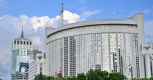 高市早苗拒不撤回！中方突然改口，刚发出最后通牒，日敢插手就打