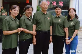 传奇师长打完老山，为何转业？参谋长在烈士墓前痛哭“对不起”图片