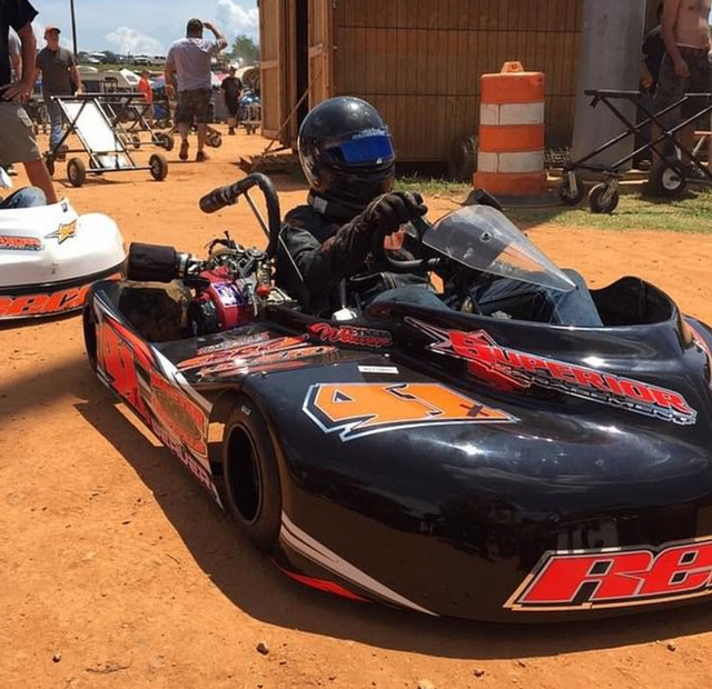 美国25岁卡丁车赛冠军遭入室抢劫，当着未婚妻的面身中多枪身亡