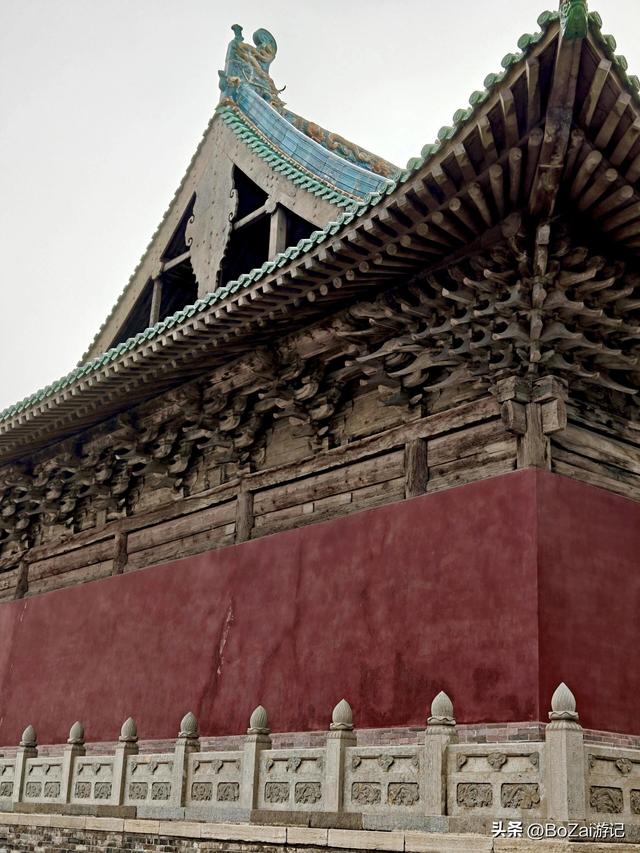 七百年古柏立，琉璃瓦蒙尘，这座文庙惊艳又凄惶