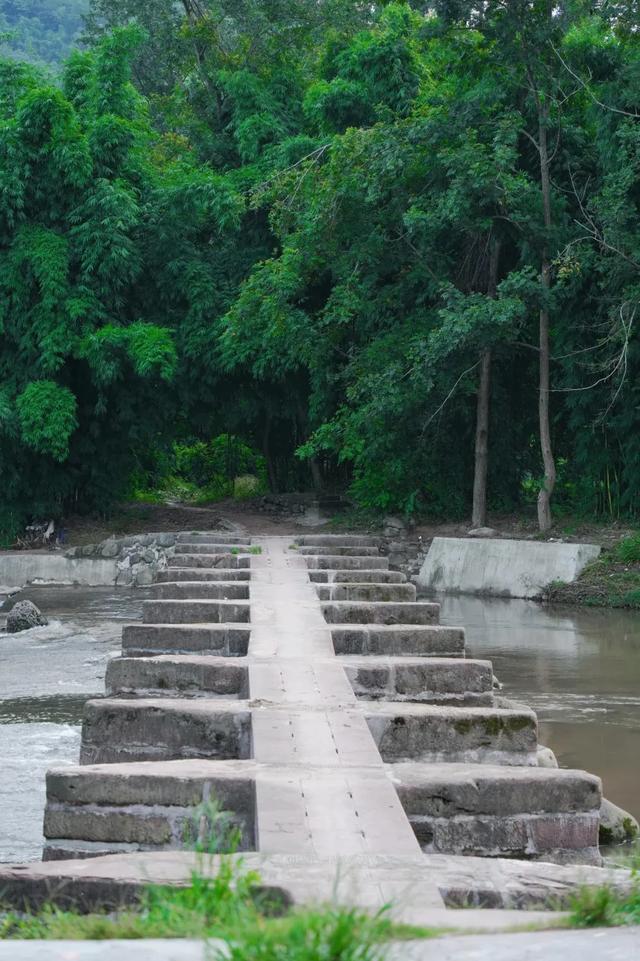 成都自驾一日游，千年古镇+国保石塔+多彩小镇，这冷门线路值得玩