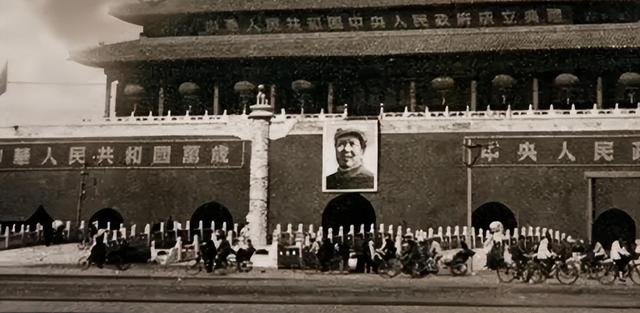 为何天安门不悬挂毛主席的照片	，反倒要挂主席的画像？