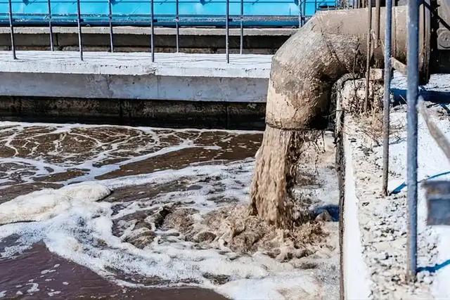 全球淡水告急！多国母亲河濒临干涸危机，“地球之眼”正在消逝