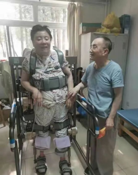 清华铊中毒受害人朱令下葬，墓碑上12个字意难平，孙某已定居海外