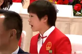 全红婵被香港记者提问，有人提醒婵宝站起来回答，婵宝紧张得可爱图片