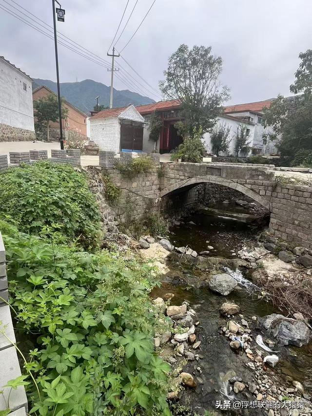 在邹平上回村可以攀爬摩诃峰，但俺没爬，俺买了农家菜打了山泉水