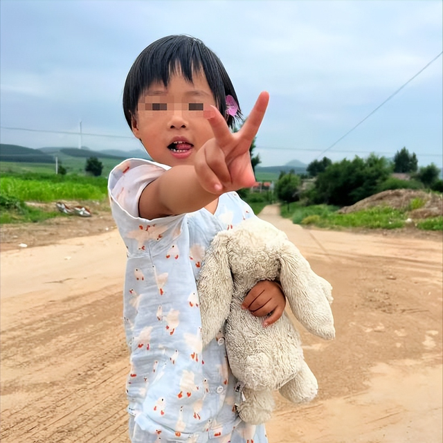 辽宁4岁女童走失后续！院内监控流出，网友炸锅：难怪能跑3公里