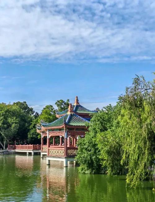 汕头中山公园中的玉鉴湖与馆花宫