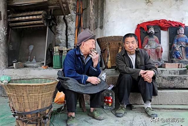 两山相夹的千年古镇，到底有多绝→
