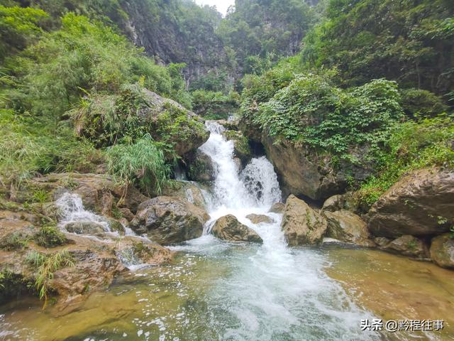旧时古道，如今人迹罕至；峡谷中间，有一个美丽野瀑布