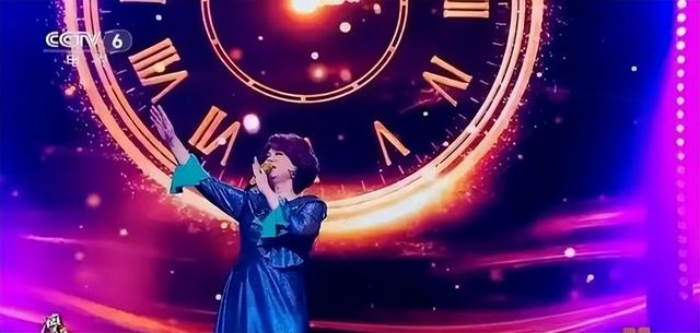 2025年大湾区晚会简直就是一张照妖镜，塑料歌手齐上阵，太搞笑了