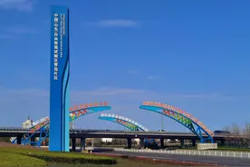 从青岛到世界：跨境电商赋能 产业扬帆出海《1377早新闻》图片