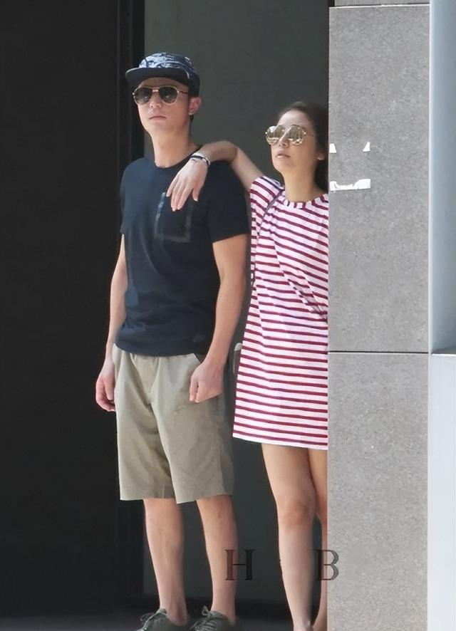 林心如浑身只穿一件T恤玩“裤子失踪”，却被大象腿出卖了年龄