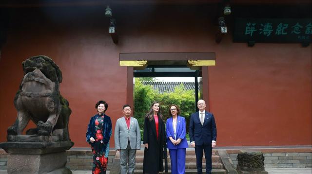 被西班牙王后惊艳了！4天6套Look，从成都美到北京