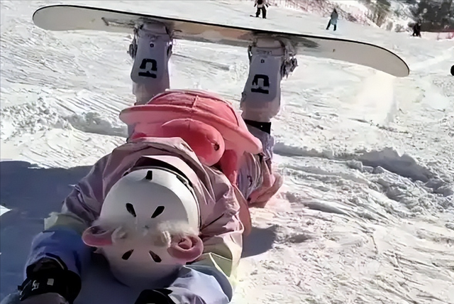 全红婵铜像进校园引热议，意外暴露她“真实处境”，令人心疼