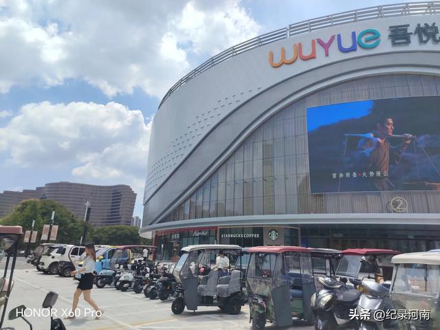 信华建国酒店和新城吾悦广场，如同商丘市中心城区的两颗璀璨明星