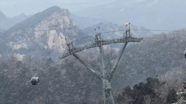下雪了！泰山今冬初雪如约而至，岱顶开启冰雪盛景