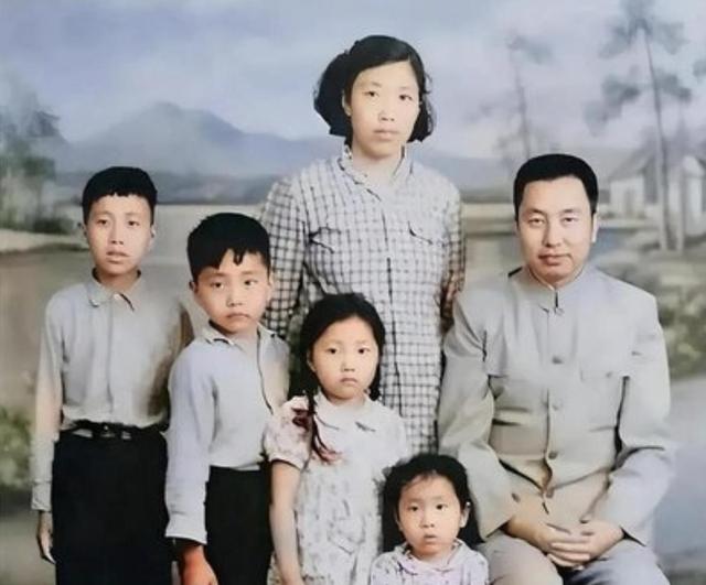 华国锋同志的后人：子女全都姓苏，两子从军，两女从政，十分低调