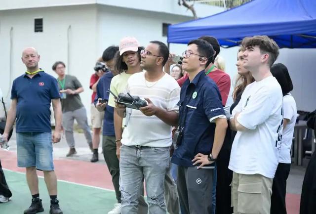国际主播走进成都“环保大脑”，体验科技如何守护“窗含西岭千秋雪”