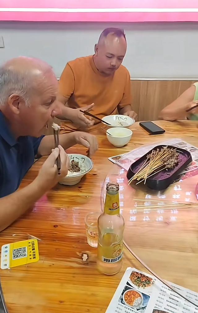 比利时女孩黄楼认亲结束，和养父母去北京旅游，离别前生母后悔了