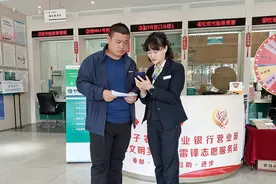 长子农商行营业部“三步走”提升云闪付绑卡工作图片