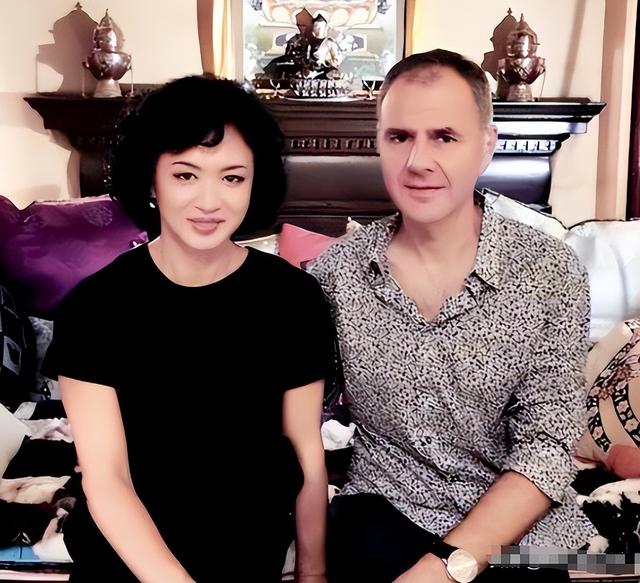面相变了！逃到国外半年多，58岁金星近照曝光，早年风光已然不再