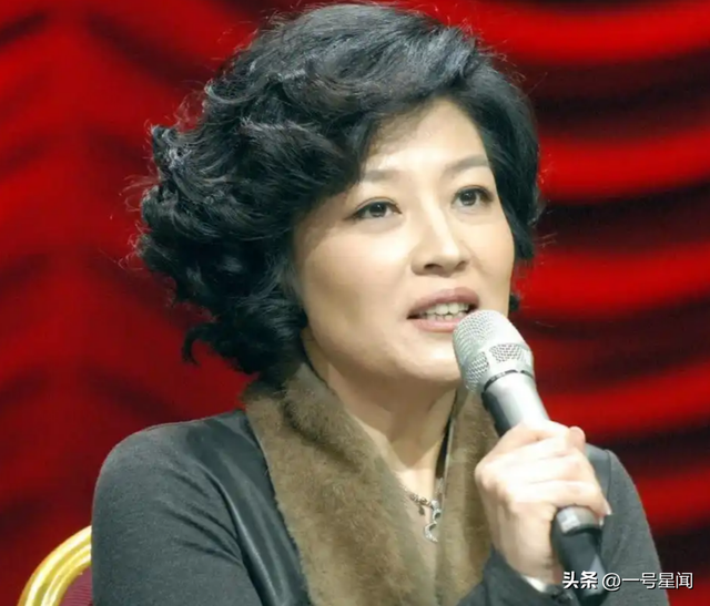 看破不说破，李咏美国下葬7年后，带着女儿的哈文走了姜昆老路