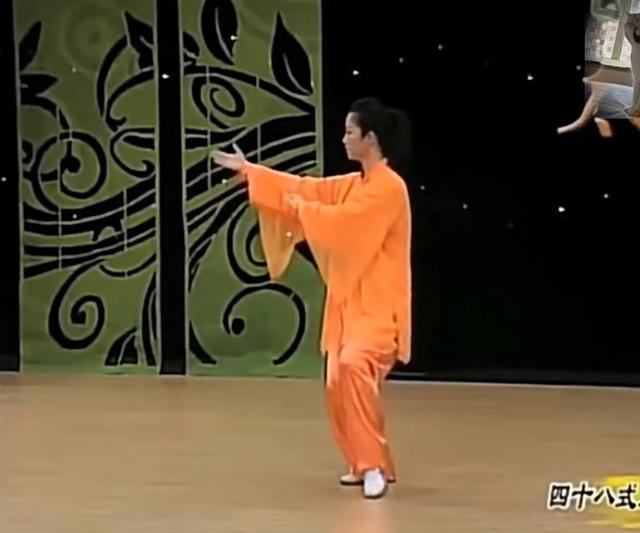 太极拳第二式左搂膝拗步：一招强腰健肾，动作分解与禁忌全解析！