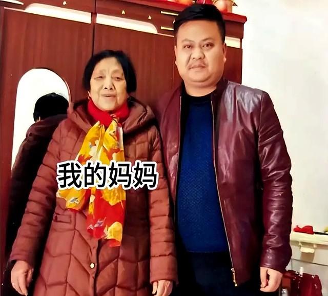 2003年，湖南小伙爱上二婚，还大他24岁的大妈，恋爱21年如今咋样