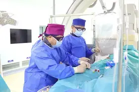 7旬老人在新疆突发脑梗 万里奔沪治疗及时化险为夷图片