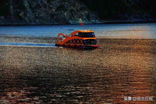 天池湖水与夕阳的浪漫美景，你见过吗？