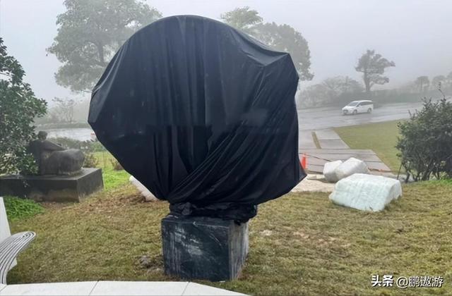 大S雕像圆满落成，具俊晔设计了9个台阶，5块方形石头	，深藏爱意