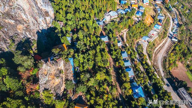 雪岭之下静土，在澜沧江峡谷之上，与梅里雪山对望的崩贡寺