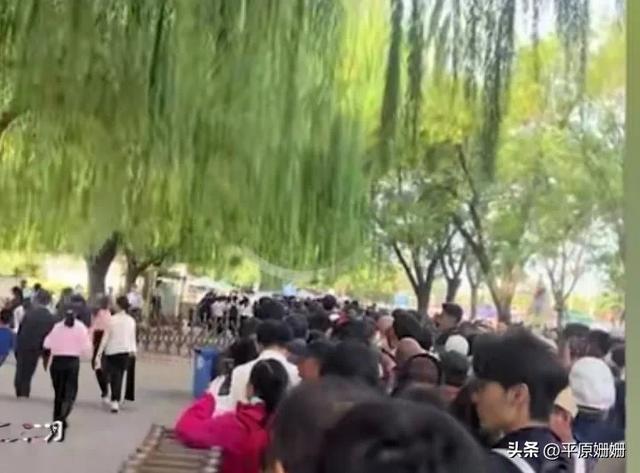 国庆第一天全国各景点爆满，车水马龙不说还到处一片红！