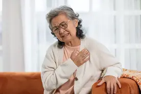 为了锻炼心肺能力，52岁大姐每天坚持游泳半小时，最后咋样？图片