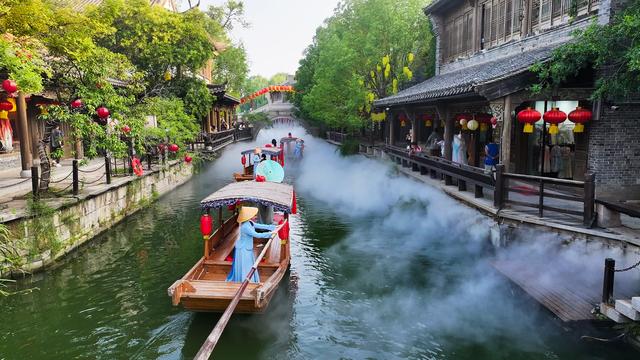 处暑逃离暑气！台儿庄古城的秋日限定：游船穿桥雾森氛围美到窒息