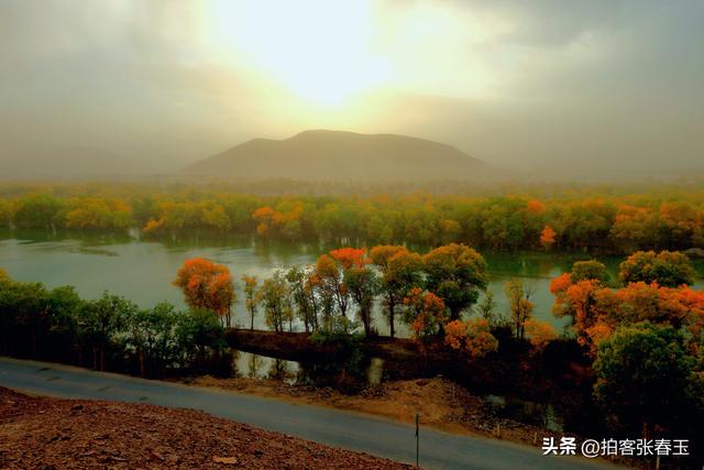 新疆图木舒克盐山秋季