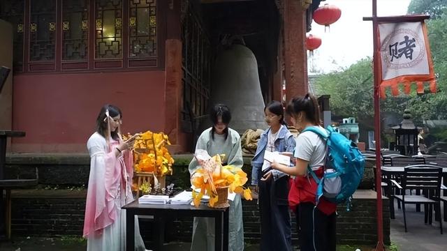 国庆中秋假期首日 雅安名山蒙顶山游人如织 “可逛可拍可炫”太吸睛！