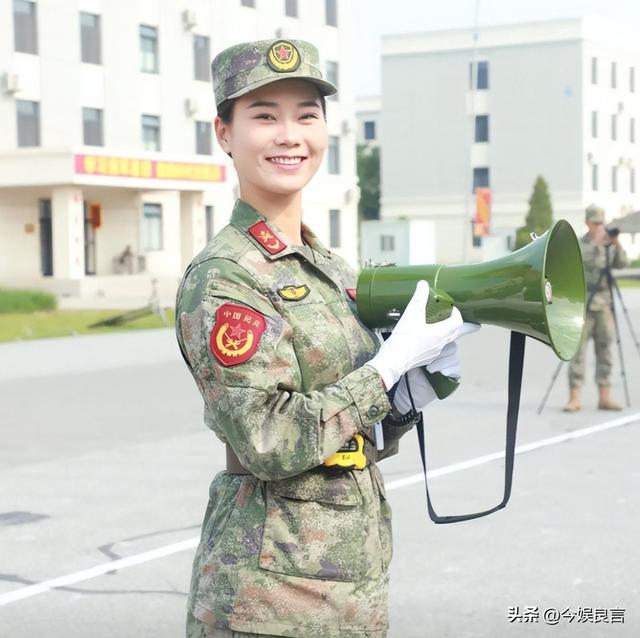 女民兵李思颖阅兵回家后仅半天，又有一个新身份：河北工大研究生