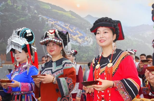 古蔺石屏镇彝族火把节盛大启幕 篝火狂欢点燃文化激情