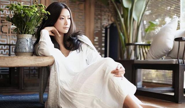 从19岁开始男人不断，半百了还没玩够，“风流才女”徐静蕾现形记