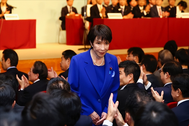 硬抗中国29天	，一纸控告书让高市老实，“短命首相”进入倒计时？