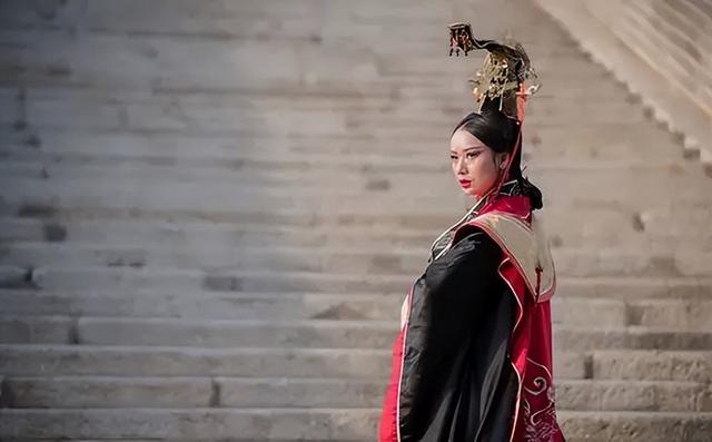 她陪他睡了30年，生下2个儿子，最后却亲手将他毒杀在自己寝宫里