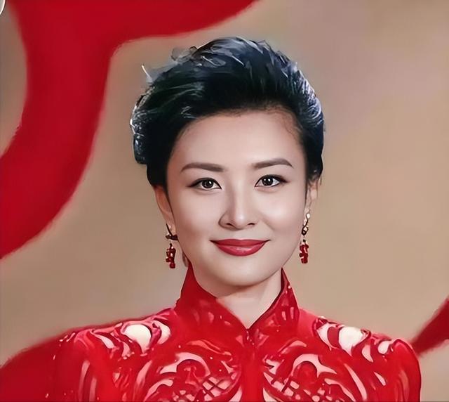 她是“央视一姐”，结婚12年选择离婚，坦然：婚姻给我的尽是痛苦