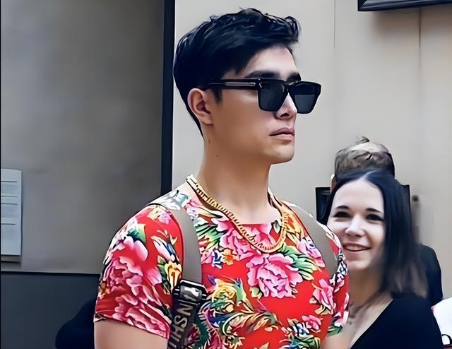 吃中国饭，砸中国锅！央视点名全程打码，这位700万网红人设崩塌