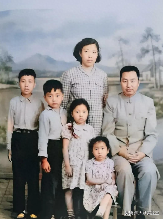 华国锋夫人韩芝俊有多美？1961年全家在长沙留影，30岁她端庄贤惠