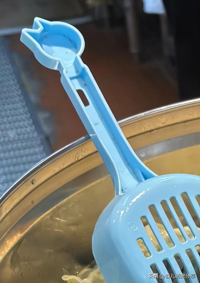妹子去买饺子，突然发现铲饺子的铲子很眼熟，养猫人看了都沉默了