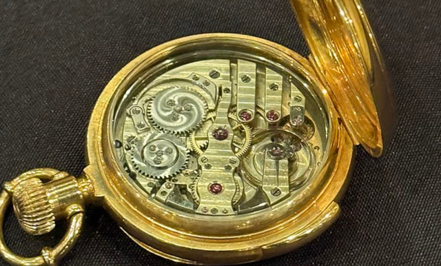 停在泰坦尼克号沉没时刻的金怀表：百万英镑背后的爱情传奇