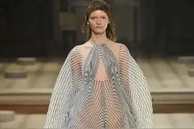 哇塞！法国时装周上裸体模特的亮相真是让人眼前一亮图片