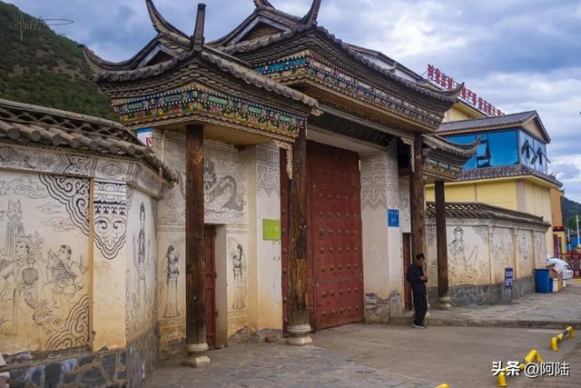 泸沽湖镇的石板路是当地摩梭文化的重要载体,却是众多车友的噩梦